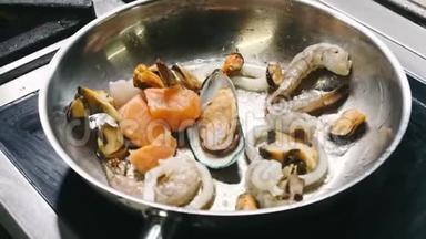 香虾、贻贝和鱼在平底锅中以4k分辨率缓慢地<strong>煎煮</strong>